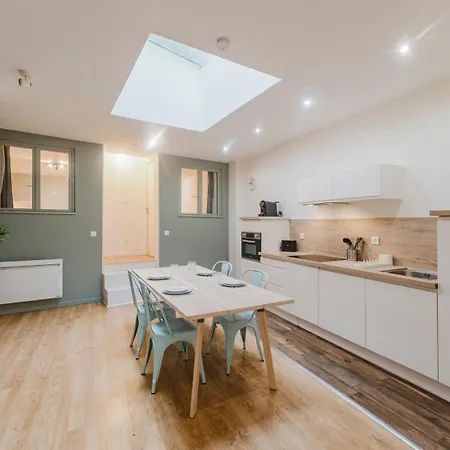 Grand Place - With 2 Bedrooms شقة